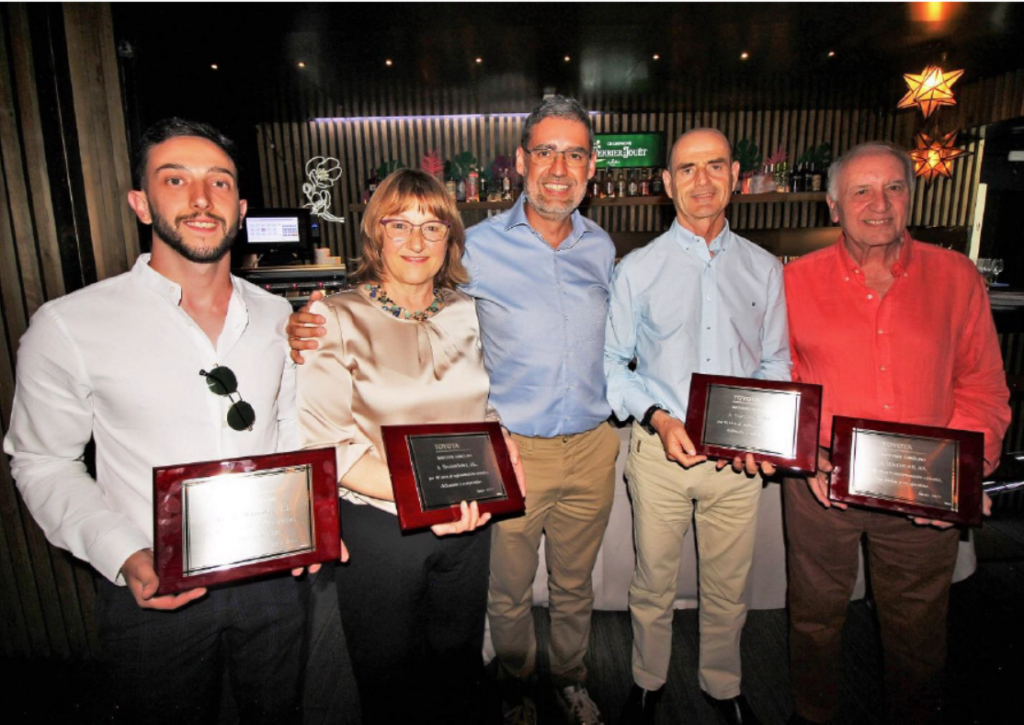 Foto de los 4 representantes de los Concesionarios Oficiales Toyota, homenajados por sus 40 años de servicio a la marca: